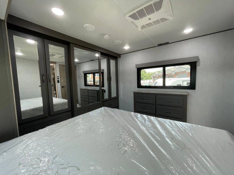 Grand Design Momentum 351m 2023 alt
