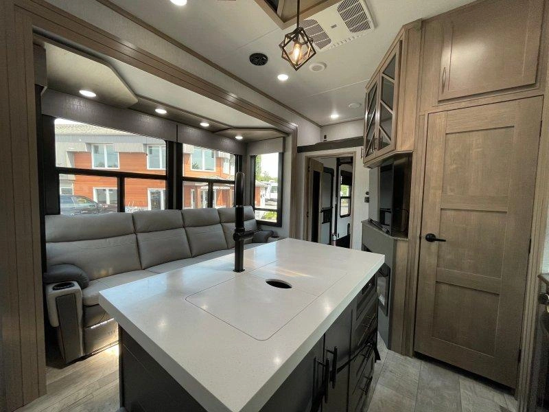 Grand Design Momentum 351m 2023 alt