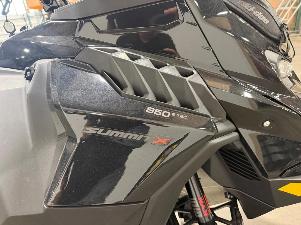 2025 Ski-doo Summit X 850 Etec 165" W/ 10.25" Tdst alt