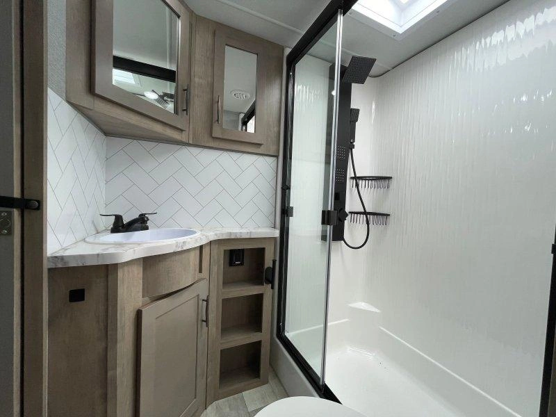 Grand Design Momentum 351m 2023 alt