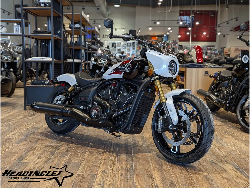 2025 Indian Motorcycle 101 Scout // Ghost White Metallic with Graphics