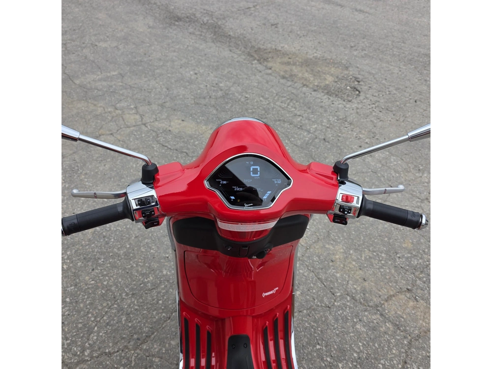 2027 Vespa Primavera Red 150 alt