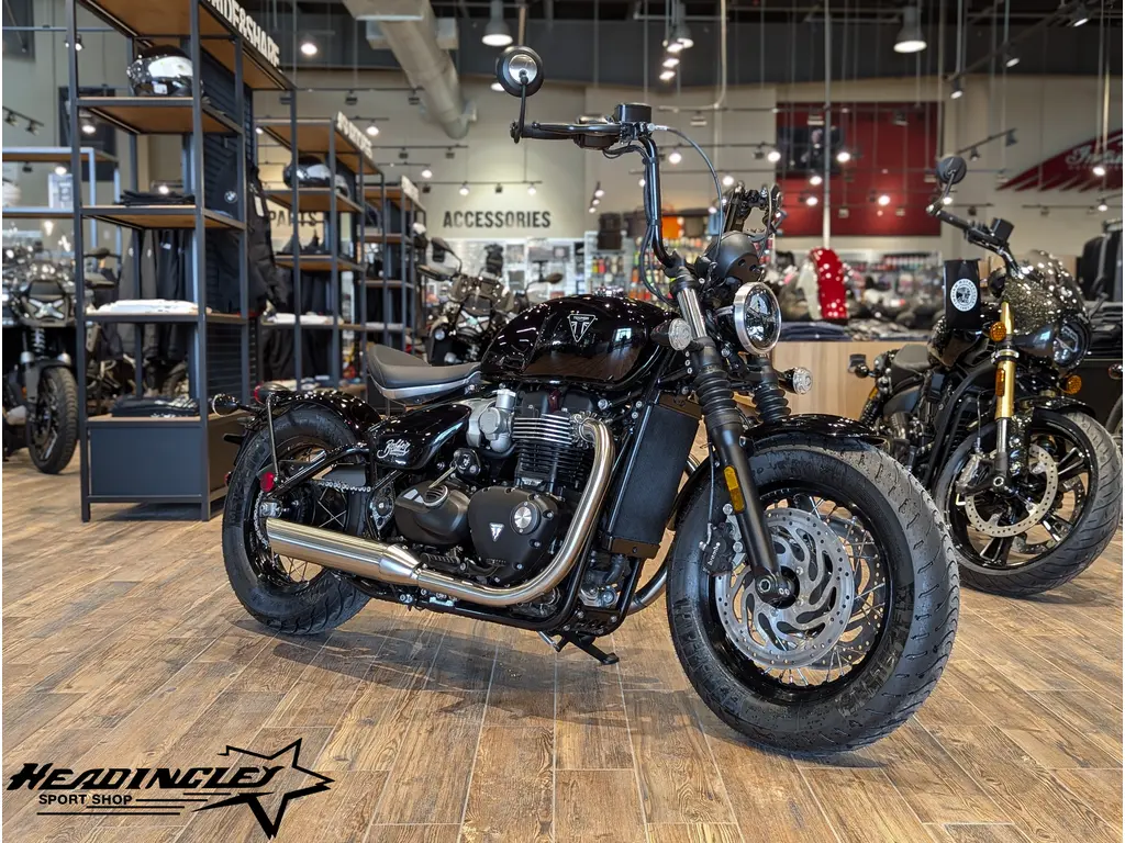2026 Triumph Bonneville Bobber // Jet Black - w/ High Handlebar Kit