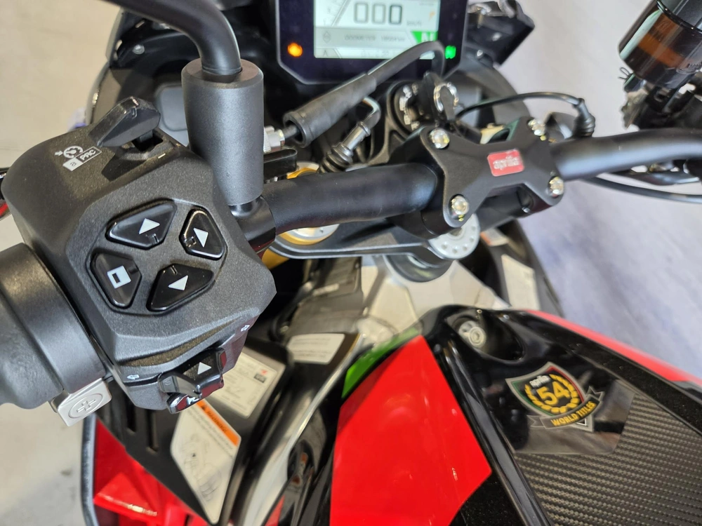 Aprilia 1100 Tuono Factory 2021 alt