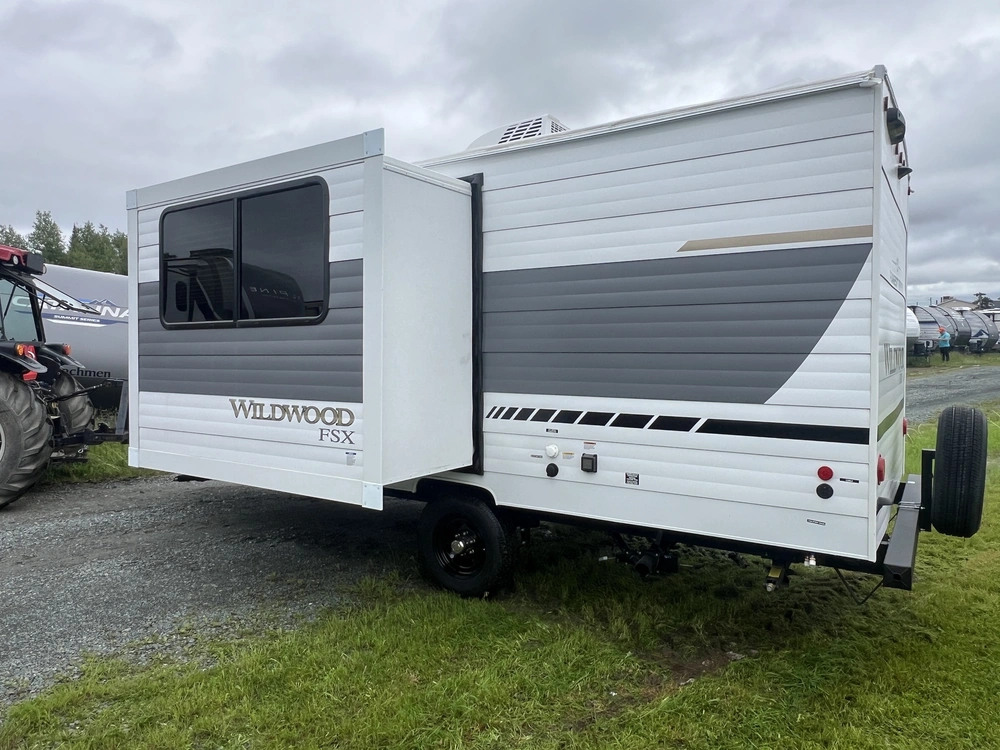 2026 Forest River Wildwood Fsx 178 Bhsk alt