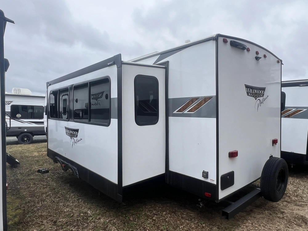 2024 Forest River Wildwood Platinum 27 Rk alt