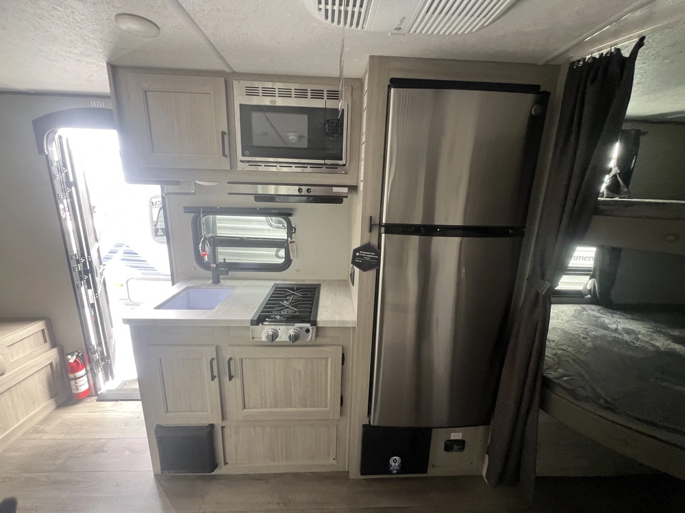 2025 Coachmen Catalina 184bhs alt