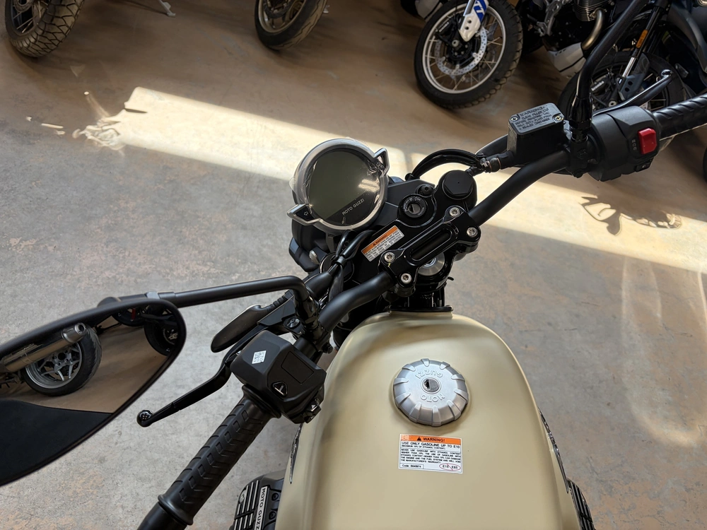 2027 Moto Guzzi V7 Stone (sabbia Camo) alt
