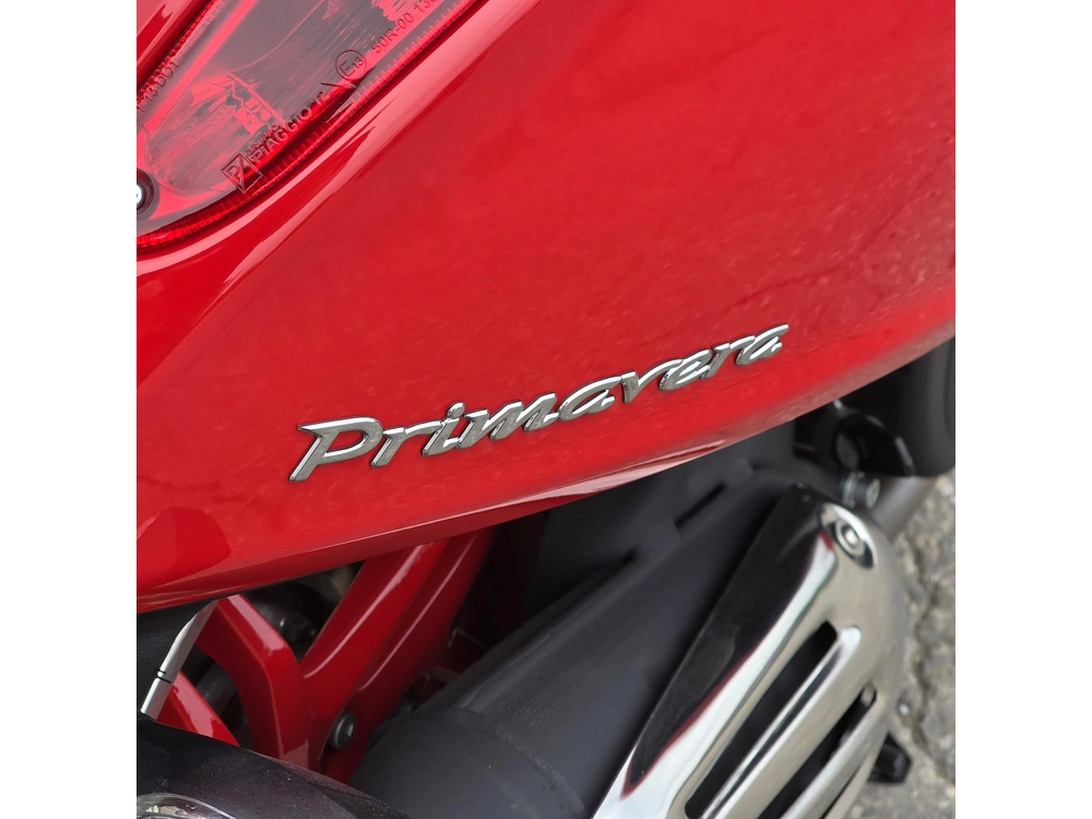 2027 Vespa Primavera Red 150 alt