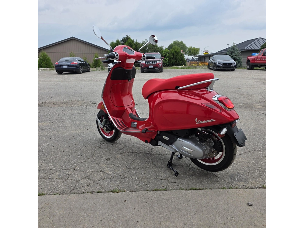 2027 Vespa Primavera Red 150 alt