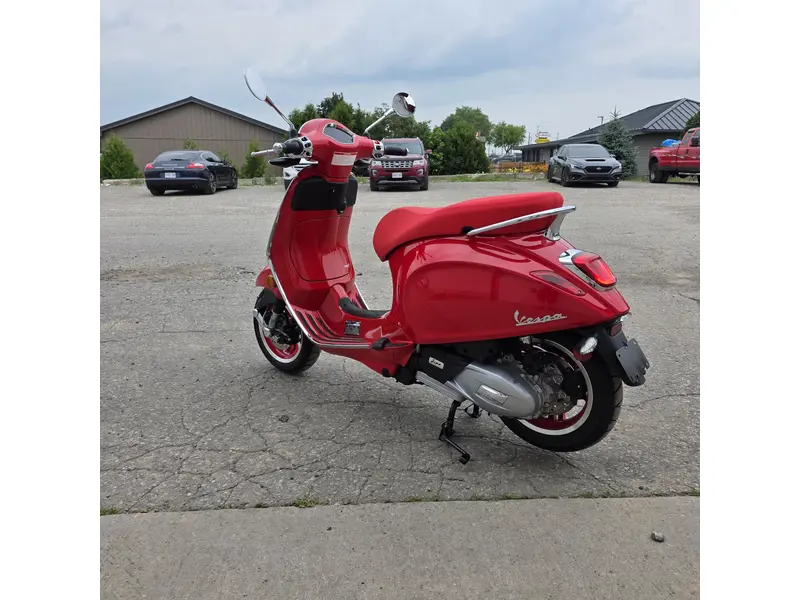 Vespa Primavera Red 150 2027