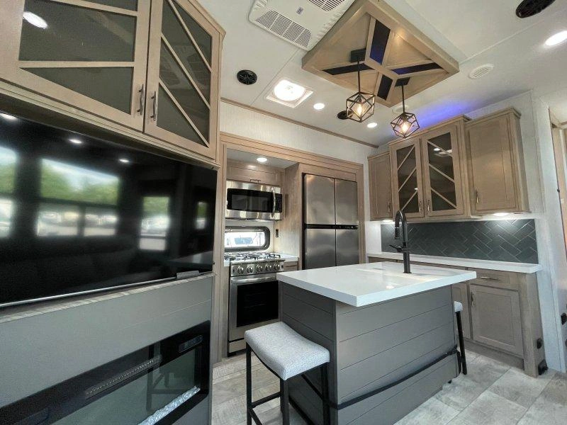 Grand Design Momentum 351m 2023 alt
