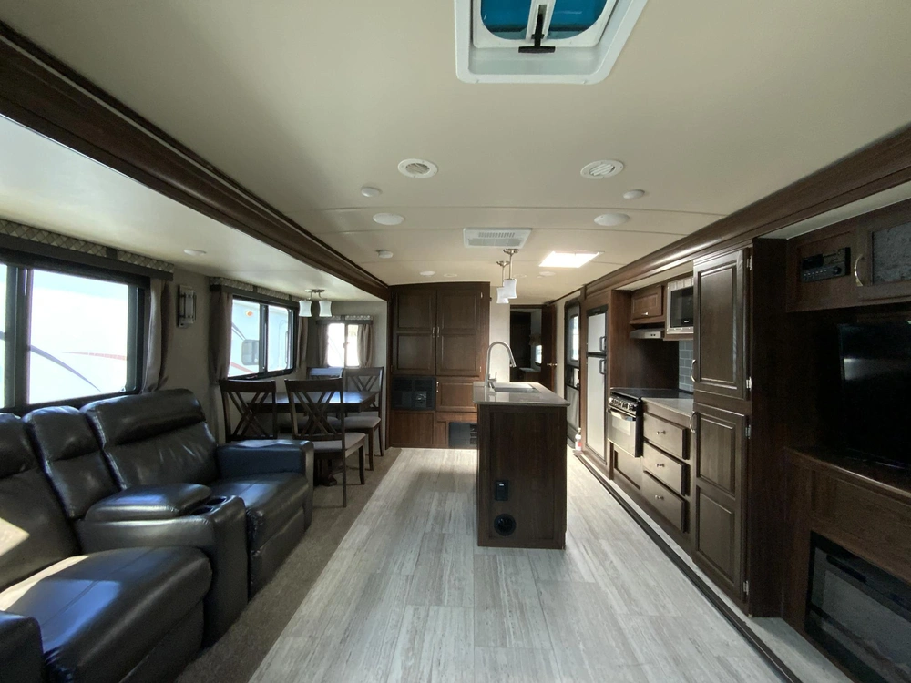 2019 Forest River Palomino Solaire 316 Rlts alt