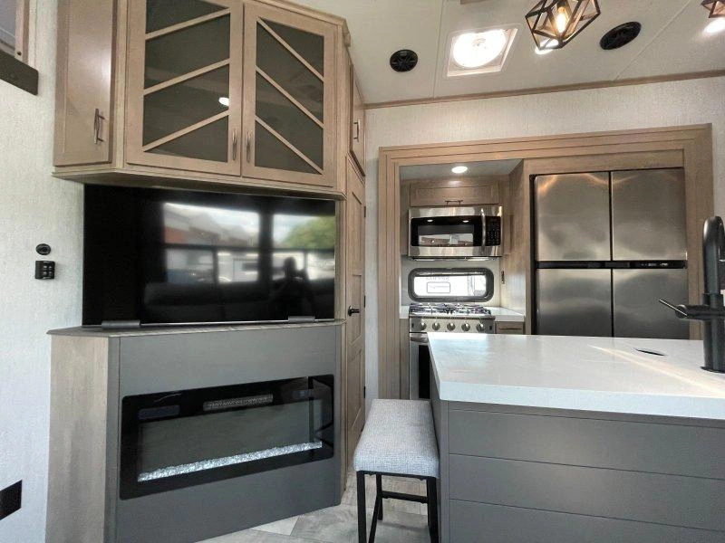 Grand Design Momentum 351m 2023 alt