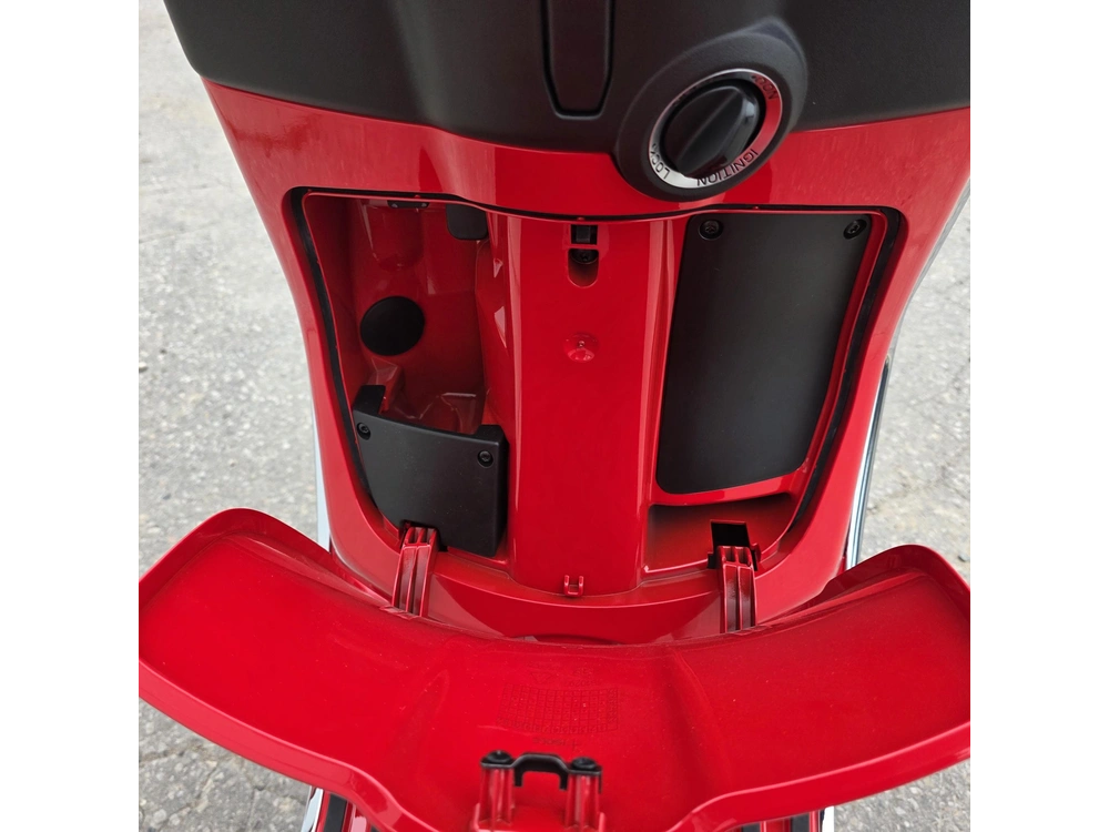 2027 Vespa Primavera Red 150 alt