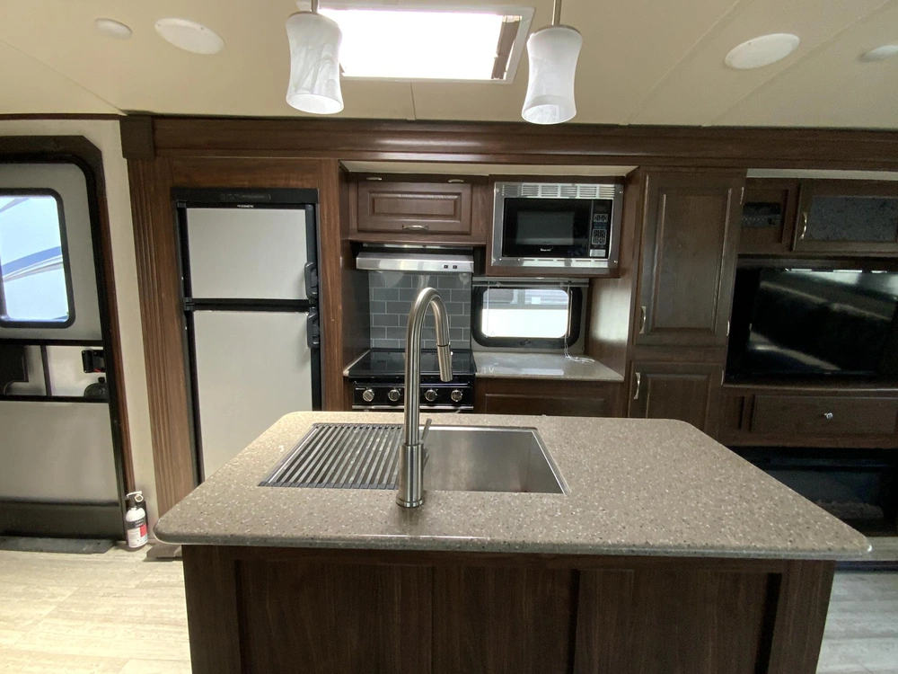 2019 Forest River Palomino Solaire 316 Rlts alt