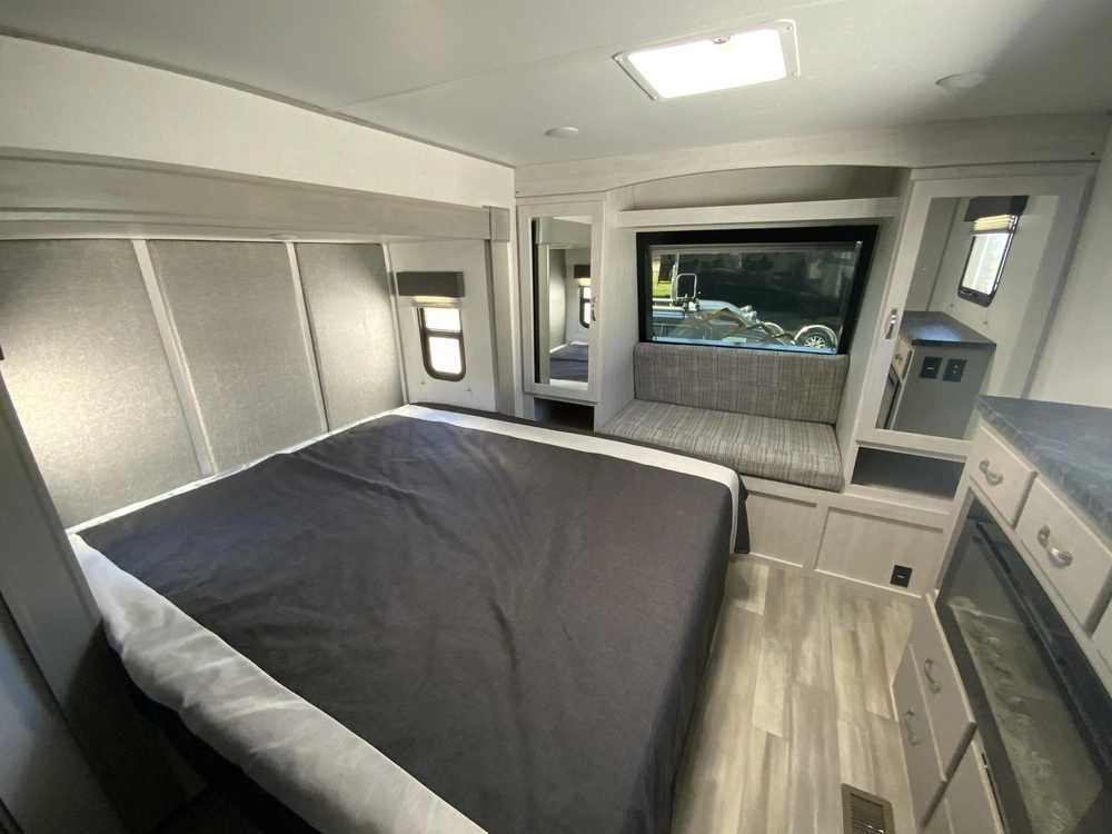 2023 Forest River Lacrosse Luxury Lite 3411 Rk alt