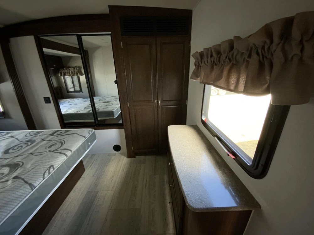 2019 Forest River Palomino Solaire 316 Rlts alt