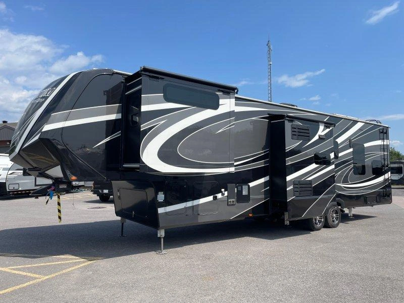 Grand Design Momentum 351m 2023 alt