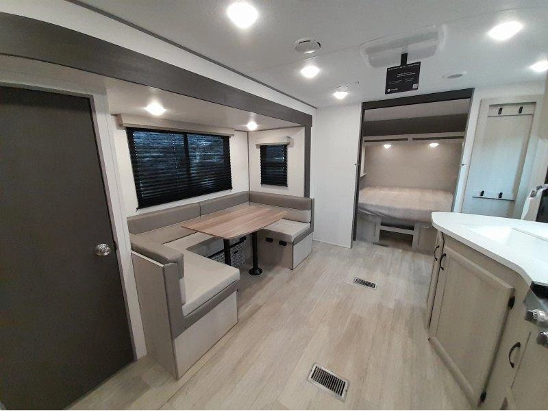 2027 Coachmen Catalina 231bhs alt