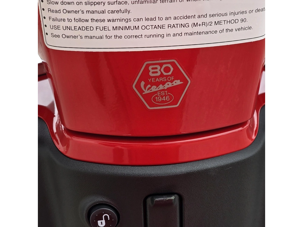2027 Vespa Primavera Red 150 alt