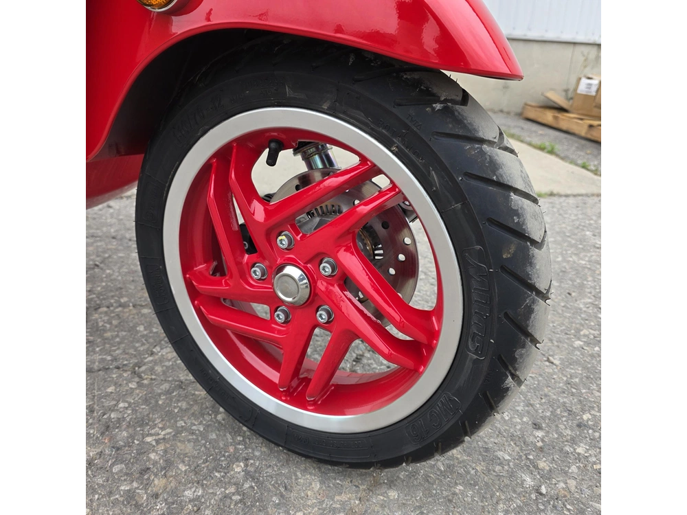 2027 Vespa Primavera Red 150 alt