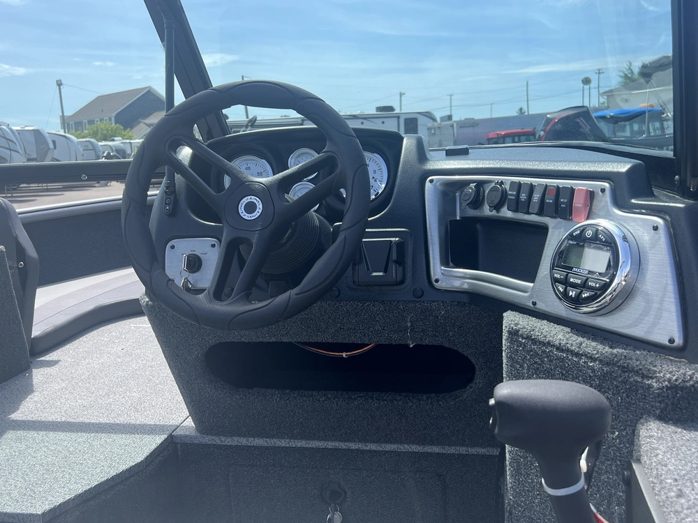 2024 Lund Boat Co 1775 Impact Xs alt