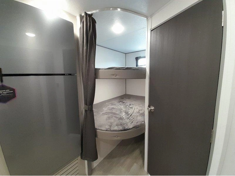 2027 Coachmen Catalina 231bhs alt