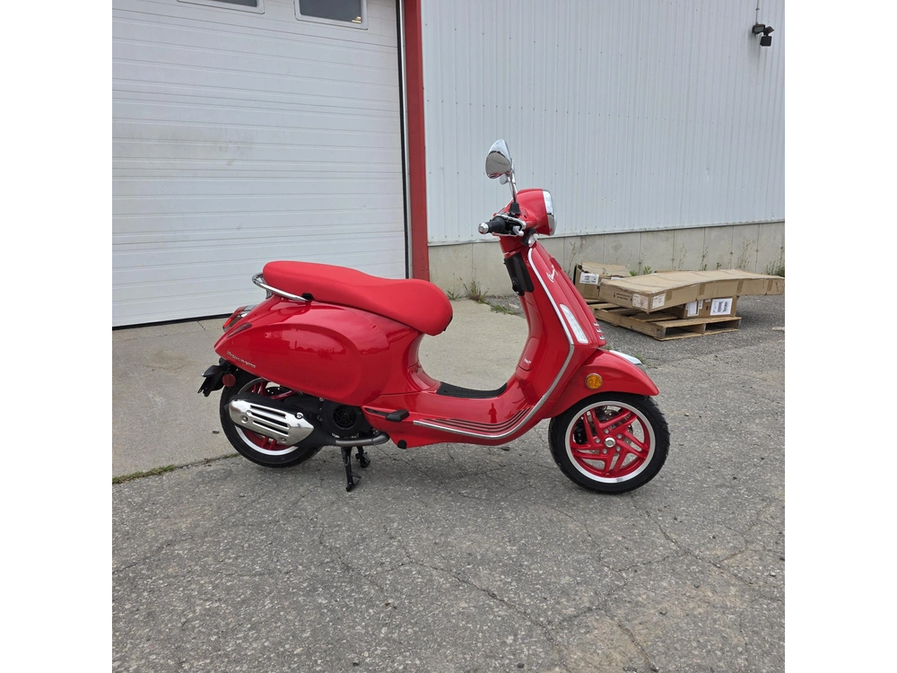 2027 Vespa Primavera Red 150 alt