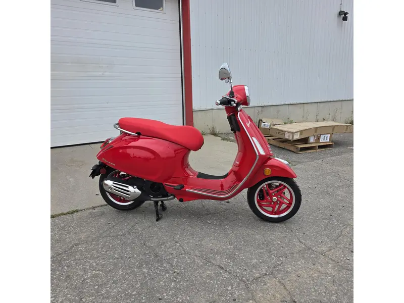 Vespa Primavera Red 150 2027