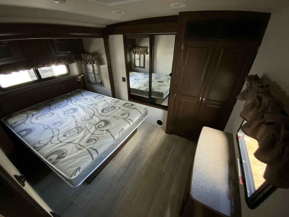 2019 Forest River Palomino Solaire 316 Rlts alt