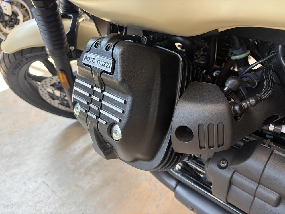 2027 Moto Guzzi V7 Stone (sabbia Camo) alt