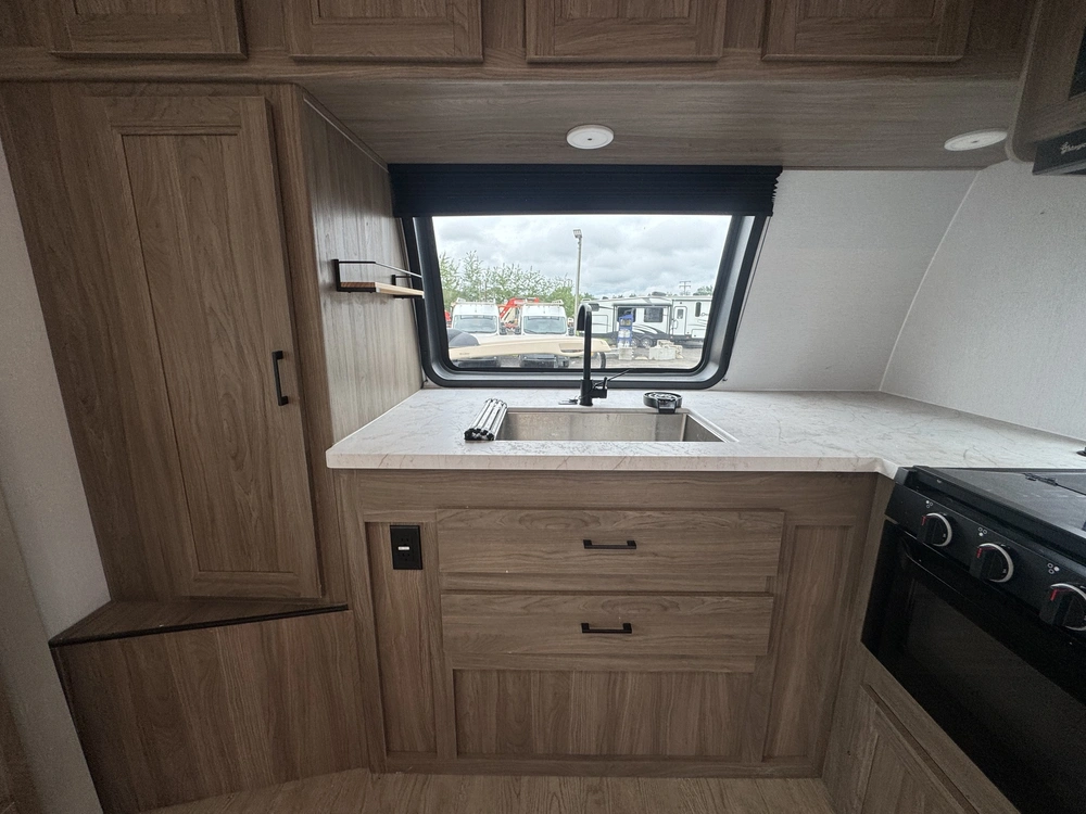 2025 Coachmen Freedom Ultra Lite 259fkds alt