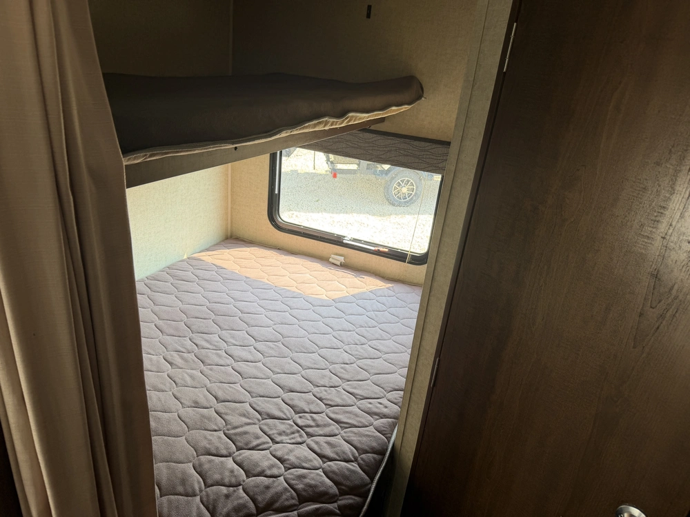 2015 Dutchmen Hideout 260lhs alt