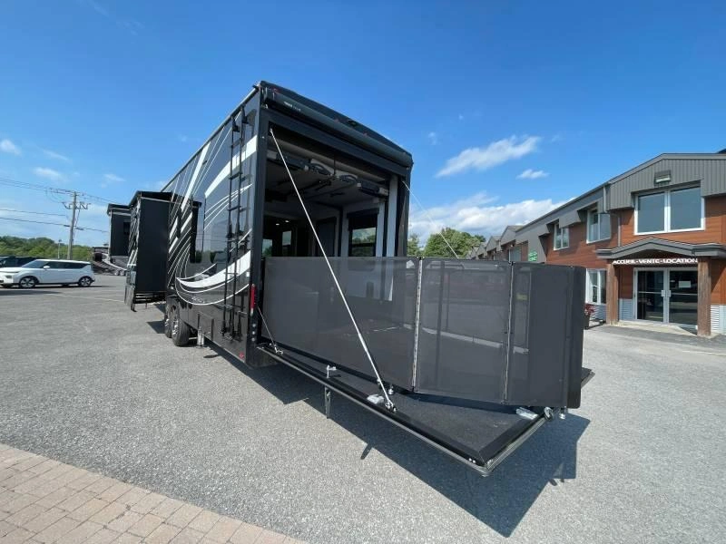 Grand Design Momentum 351m 2023 alt