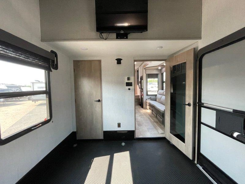 Grand Design Momentum 351m 2023 alt