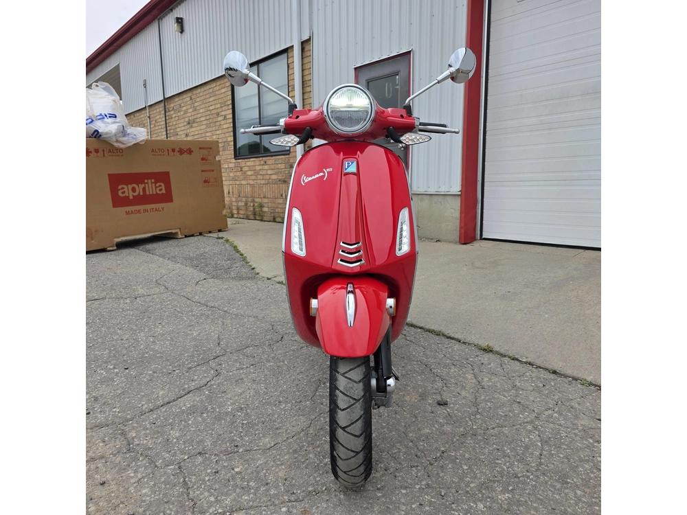 2027 Vespa Primavera Red 150 alt