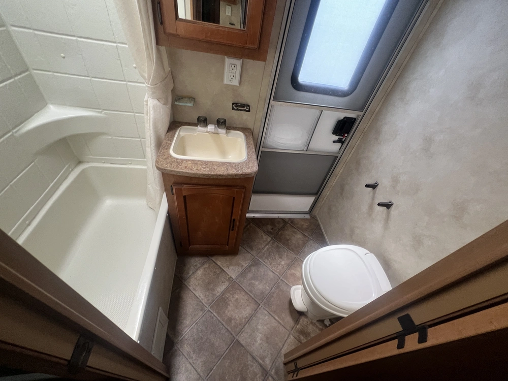 2012 Forest River Puma 31kbh alt