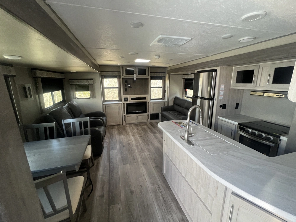 2023 Forest River Coachmen Catalina Legacy Edition 333 Rets alt