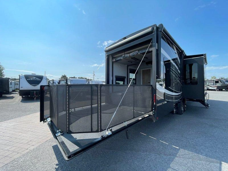 Grand Design Momentum 351m 2023 alt