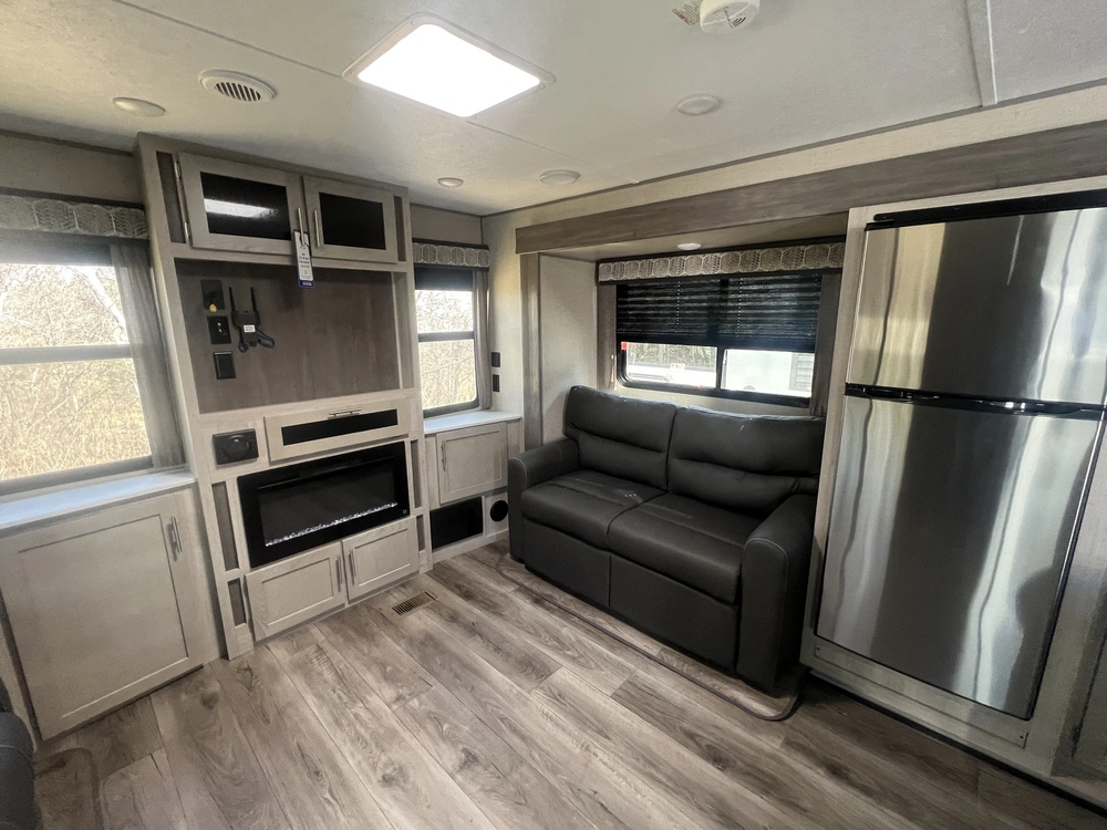 2023 Forest River Coachmen Catalina Legacy Edition 333 Rets alt