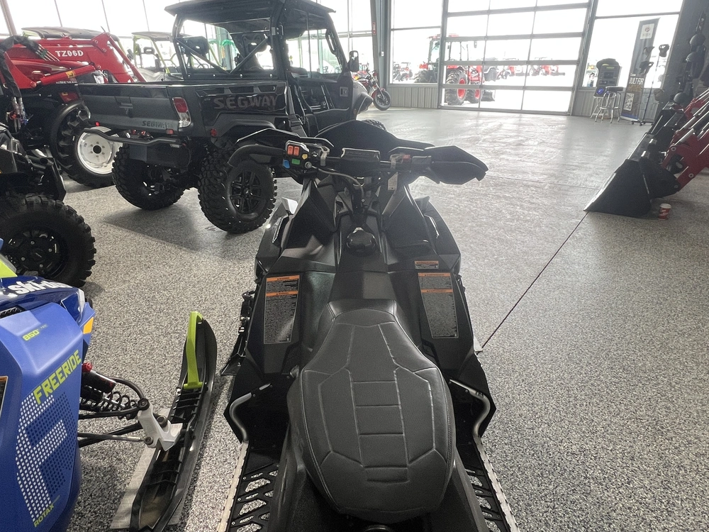 2020 Polaris Switchback Xcr 136 alt