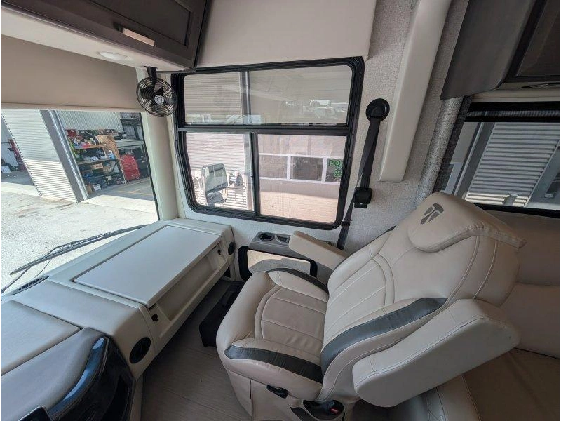 Thor Motor Coach Palazzo 37.4 2023 alt
