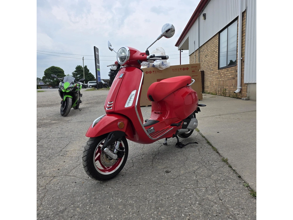 2027 Vespa Primavera Red 150 alt