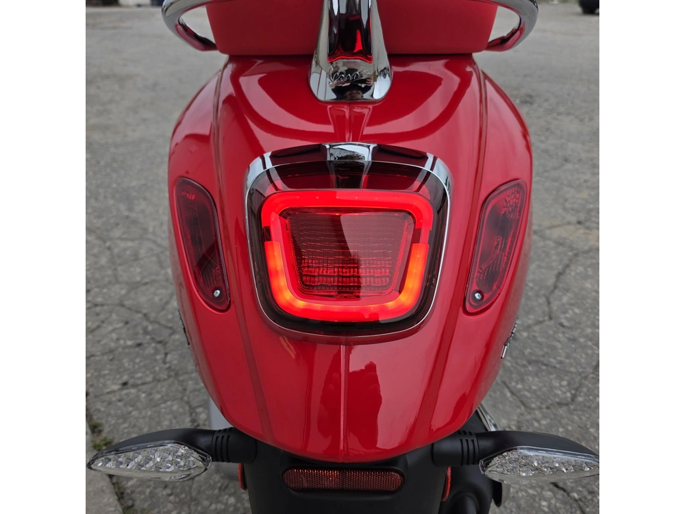 2027 Vespa Primavera Red 150 alt