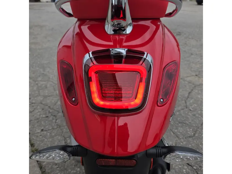 Vespa Primavera Red 150 2027