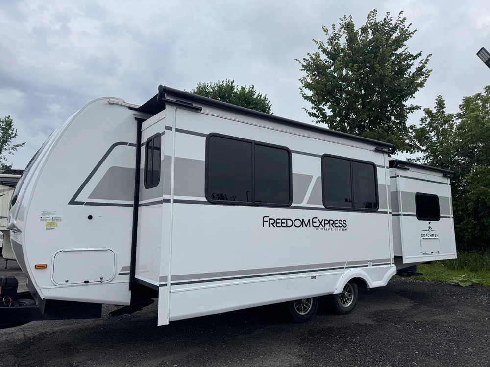 2025 Coachmen Freedom Ultra Lite 259fkds alt
