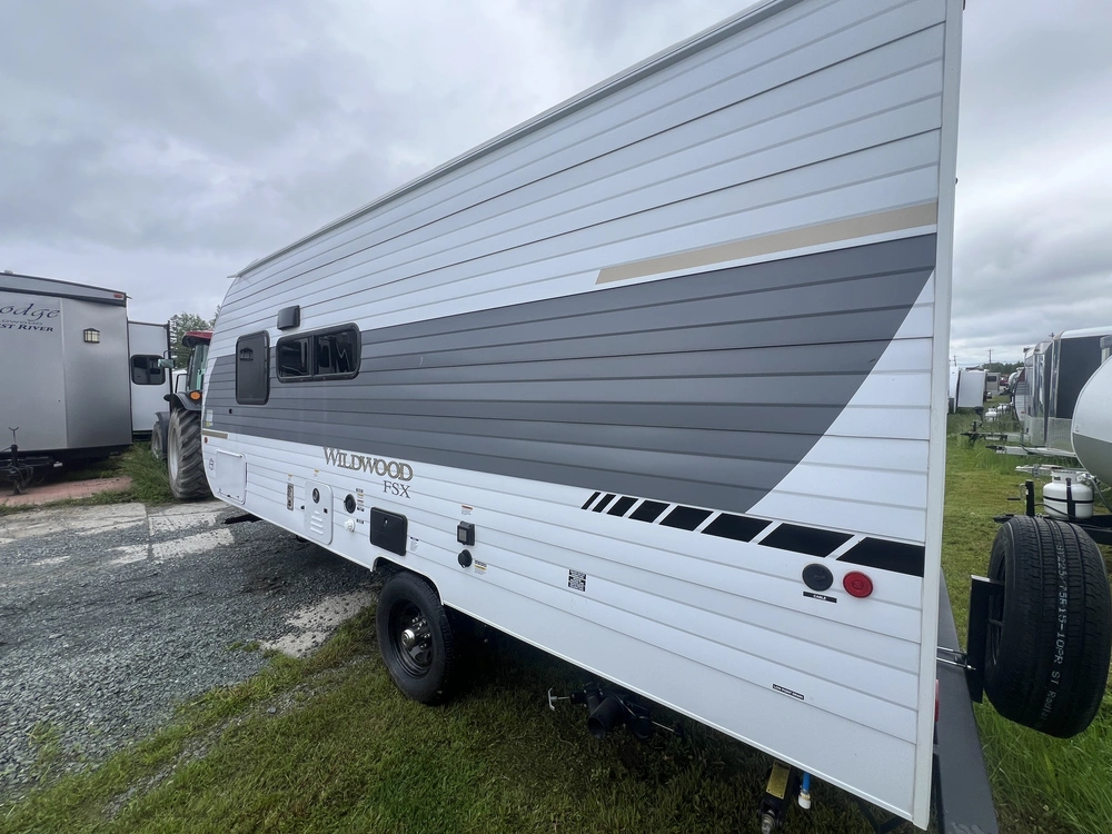 2026 Forest River Wildwood Fsx 179 Dbk alt