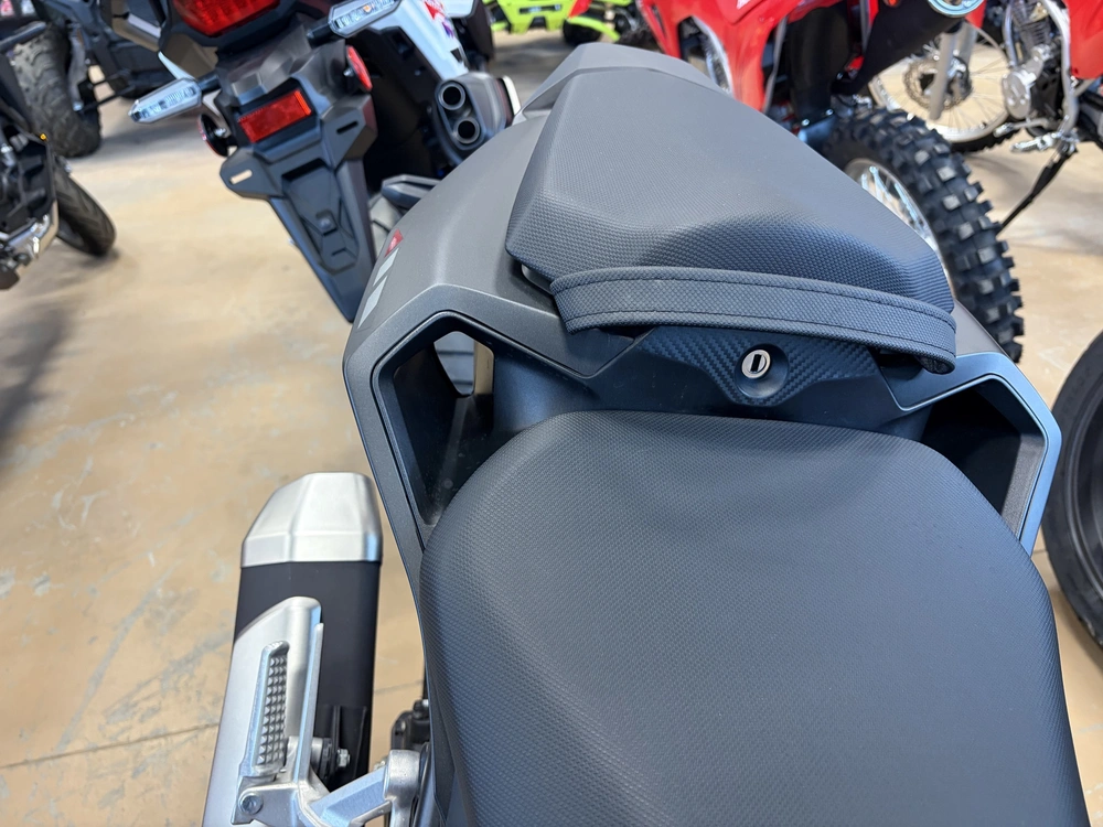 2025 Honda Cb750as alt