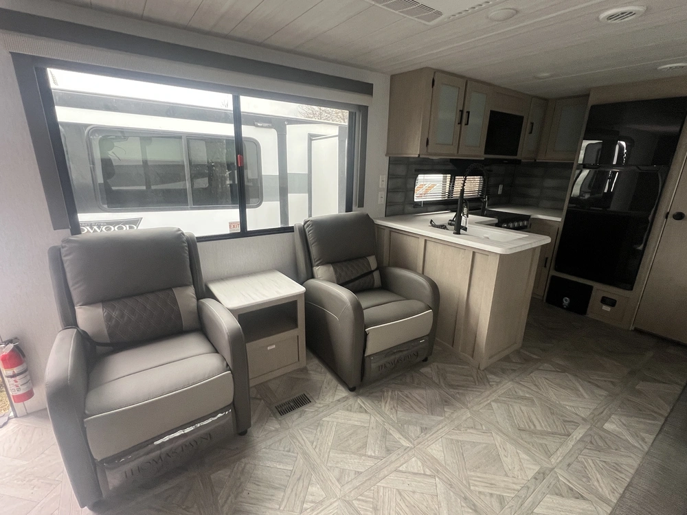 2024 Forest River Wildwood Platinum 27 Rk alt